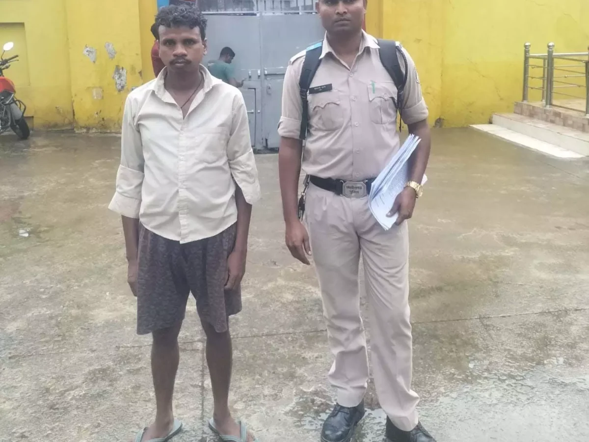 रायगढ़: खरसिया पुलिस ने अवैध महुआ शराब के साथ एक व्यक्ति को किया गिरफ्तार