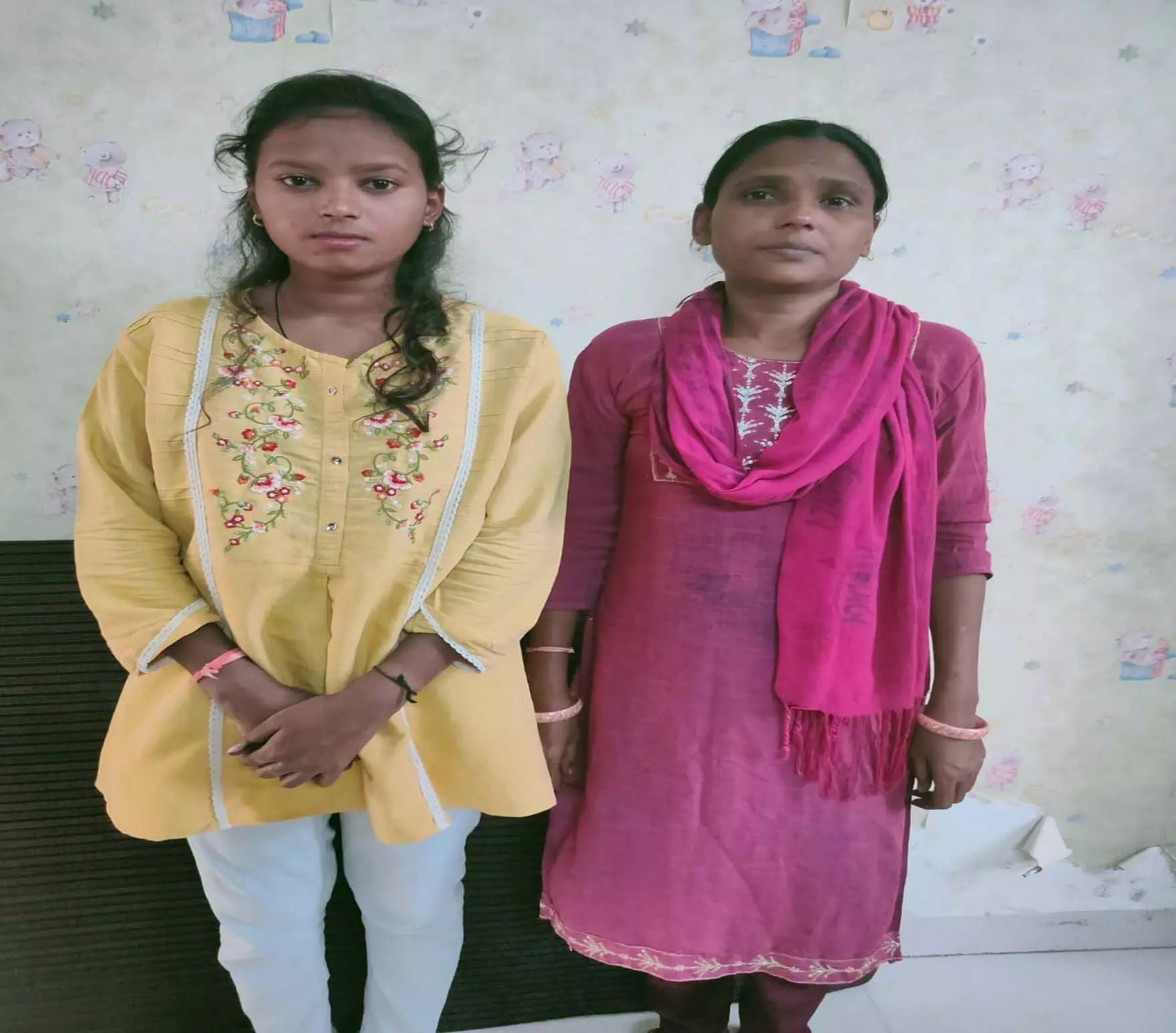 रायपुर: एम्स नौकरी लगवाने के नाम पर ठगी करने वाली महिला और उसकी बेटी गिरफ्तार