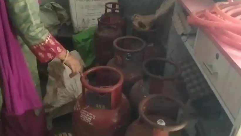 रायपुर: गैस सिलेंडरों की कालाबाजारी पर रोक! खाद्य विभाग ने अमन नगर मोवा के गोदाम में छापा मारा, 98 सिलेंडर जब्त