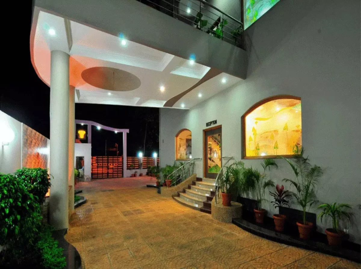 रायपुर: पुलिस ने ROYAL CASTLE होटल में मारी छापा, अवैध शराब बरामद!