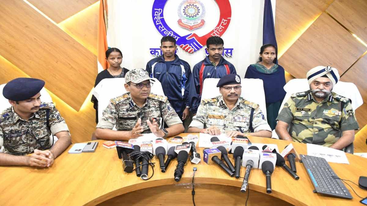 बस्तर में नक्सलियों को बड़ा झटका! 4 नक्सली ने किया सरेंडर!