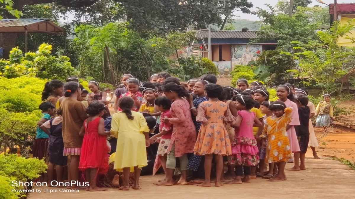 दंतेवाड़ा: कन्या आश्रम में भावुक पल, अधीक्षिका के ट्रांसफर पर छात्राओं की आँखों में आंसू
