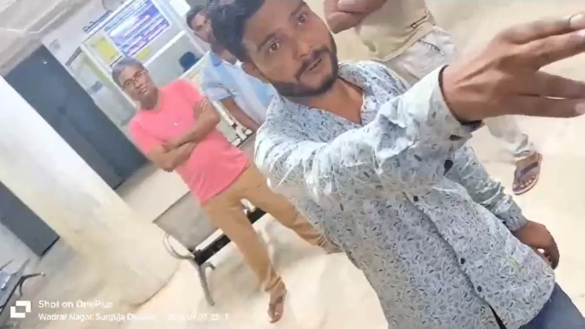 नशे में धुत व्यक्ति ने अस्पताल में डॉक्टर से की बदसलूकी, डॉक्टरों ने की सुरक्षा की मांग