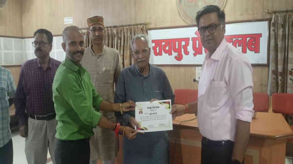 रायपुर: प्रेस क्लब में "अपनों के बीच कविताई" - नेताओं और पत्रकारों ने की कविताओं से सजी शाम!