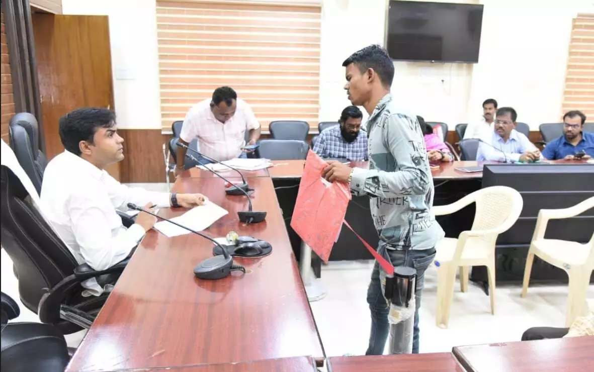 दुर्ग में जनदर्शन: कलेक्टर के निर्देशों पर अपर कलेक्टर ने सुनी जनता की समस्याएं, कई मामलों में तुरंत कार्रवाई के निर्देश!