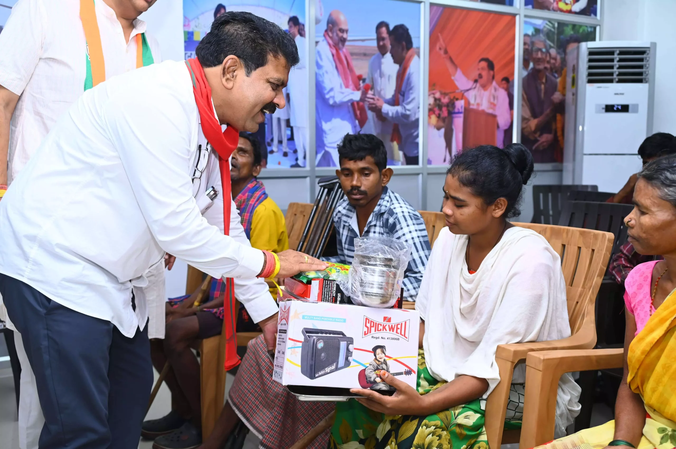 रायपुर: उपमुख्यमंत्री शर्मा ने माओवादी हिंसा पीड़ितों का किया स्वागत, कहा "बस्तर का दर्द कौन सुनेगा?"