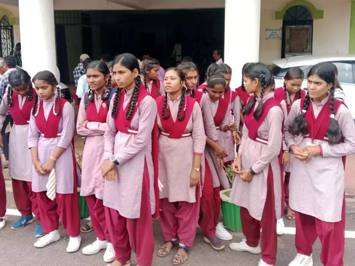 कबीरधाम: शिक्षकों की कमी से परेशान स्कूली बच्चे कलेक्टर के दरबार में रोए!