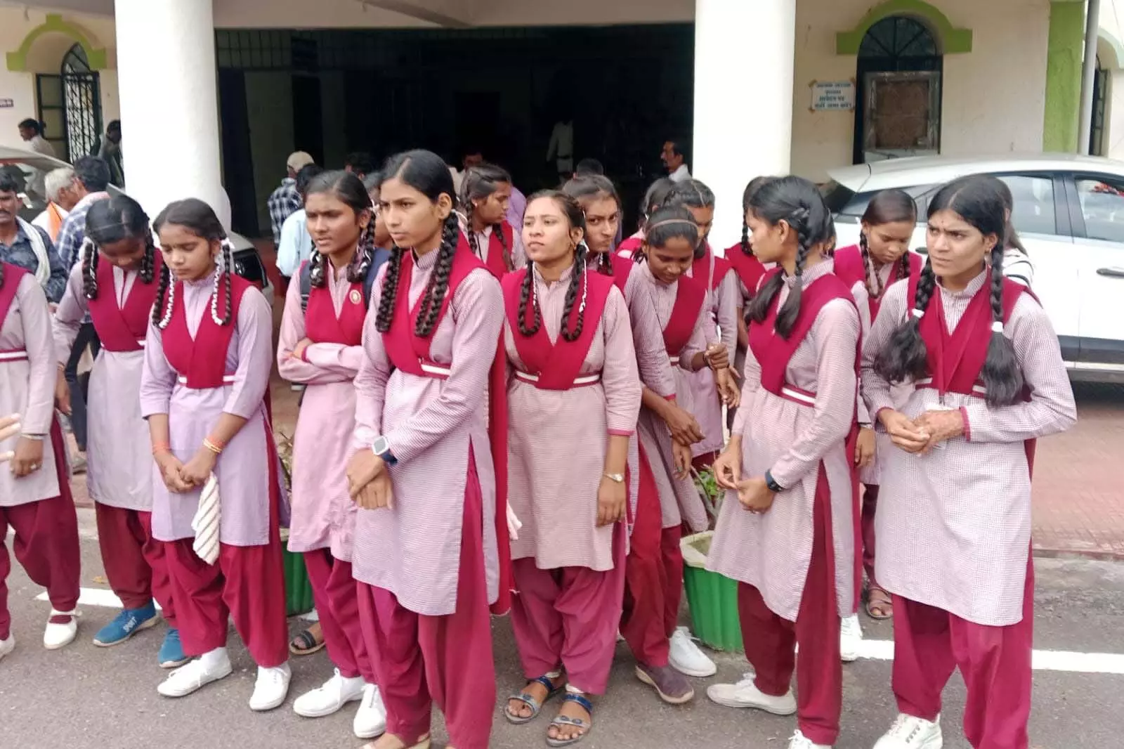 कबीरधाम: शिक्षकों की कमी से परेशान स्कूली बच्चे कलेक्टर के दरबार में रोए!