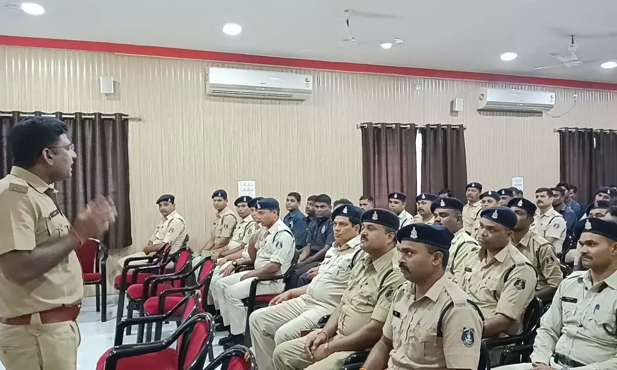 रायपुर पुलिस का डायल 112 टीम को निर्देश: रिस्पॉन्स टाइम कम करें, गश्त मुस्तैदी से करें!