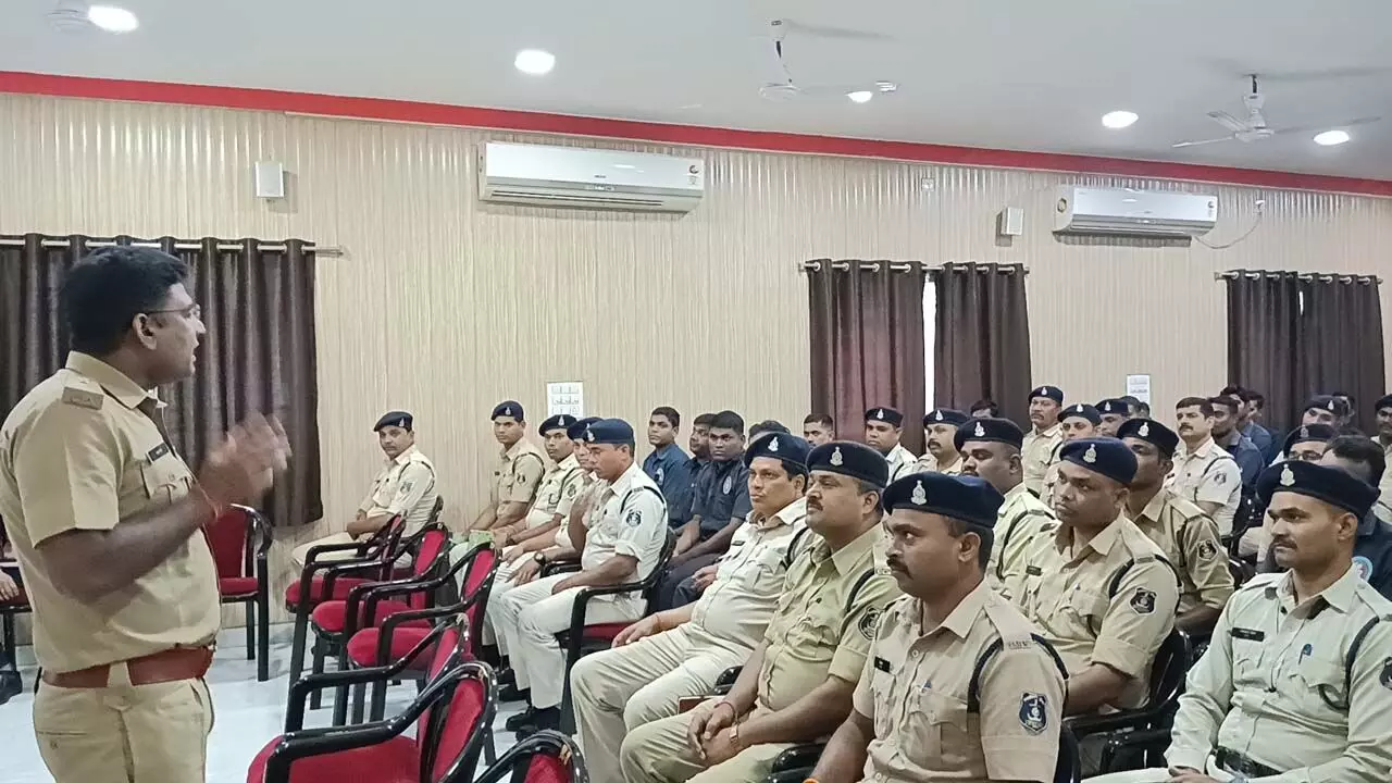 रायपुर पुलिस का डायल 112 टीम को निर्देश: रिस्पॉन्स टाइम कम करें, गश्त मुस्तैदी से करें!