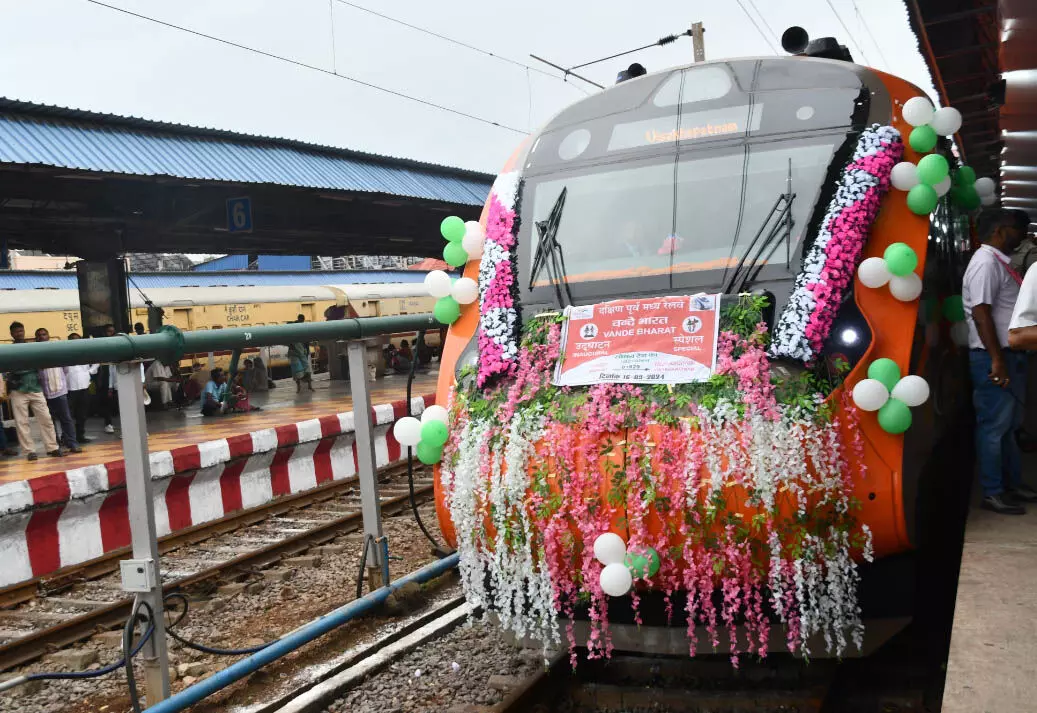 दुर्ग-विशाखापट्टणम वंदे भारत एक्सप्रेस का सफर शुरू, लेकिन यात्रियों की संख्या कम!