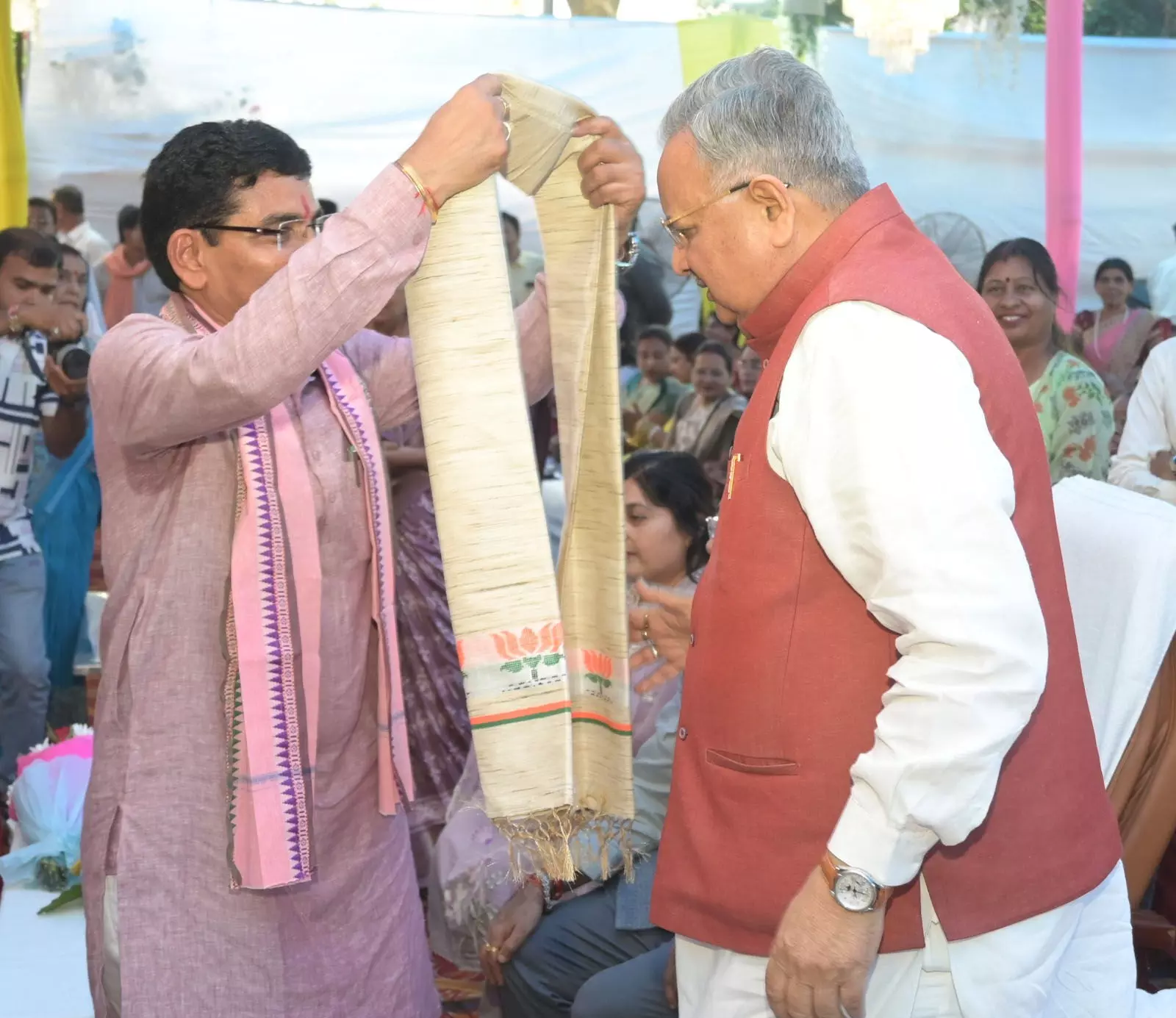 रायपुर में मुख्यमंत्री साय ने तीज मिलन समारोह में शामिल होकर महिलाओं को दिया आशीर्वाद