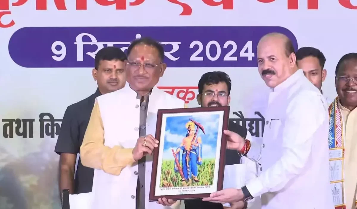 मुख्यमंत्री साय ने भगवान श्री बलराम जयंती किसान दिवस कार्यक्रम में शामिल होकर किसानों को किया सम्मानित