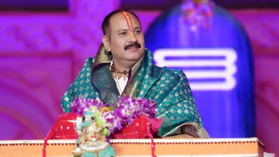 धमतरी में पंडित प्रदीप मिश्रा की कथा, "एक लोटा जल" बयान पर पलटवार!