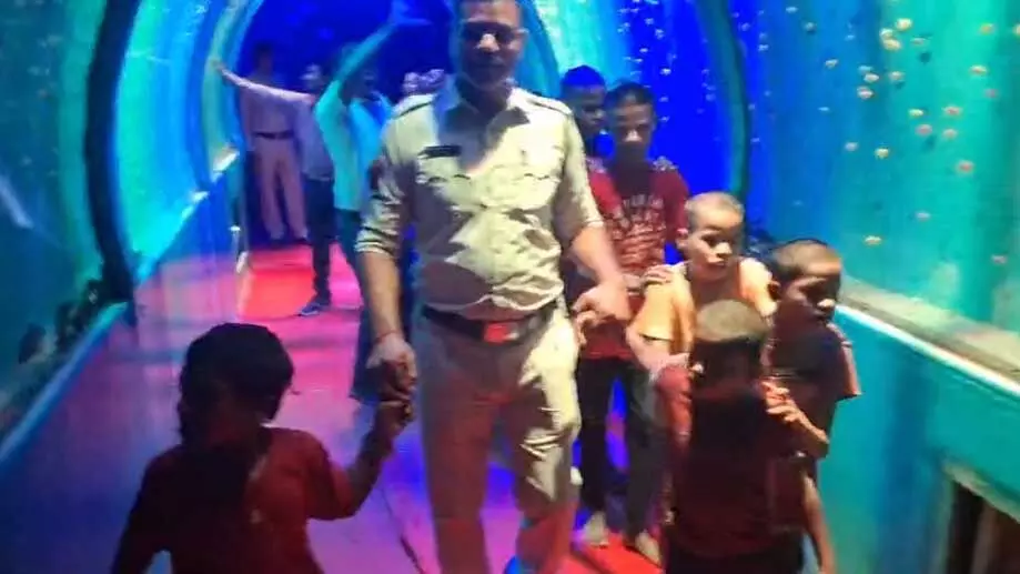 रायगढ़: पुलिस ने किया बच्चों की ख्वाहिश पूरी, चलित थाना से ग्रामीणों को किया जागरूक