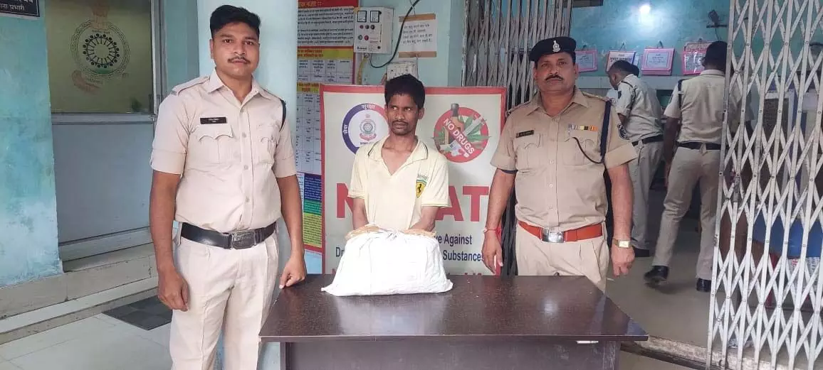 रायपुर पुलिस ने गांजा तस्कर को रंगे हाथों पकड़ा!