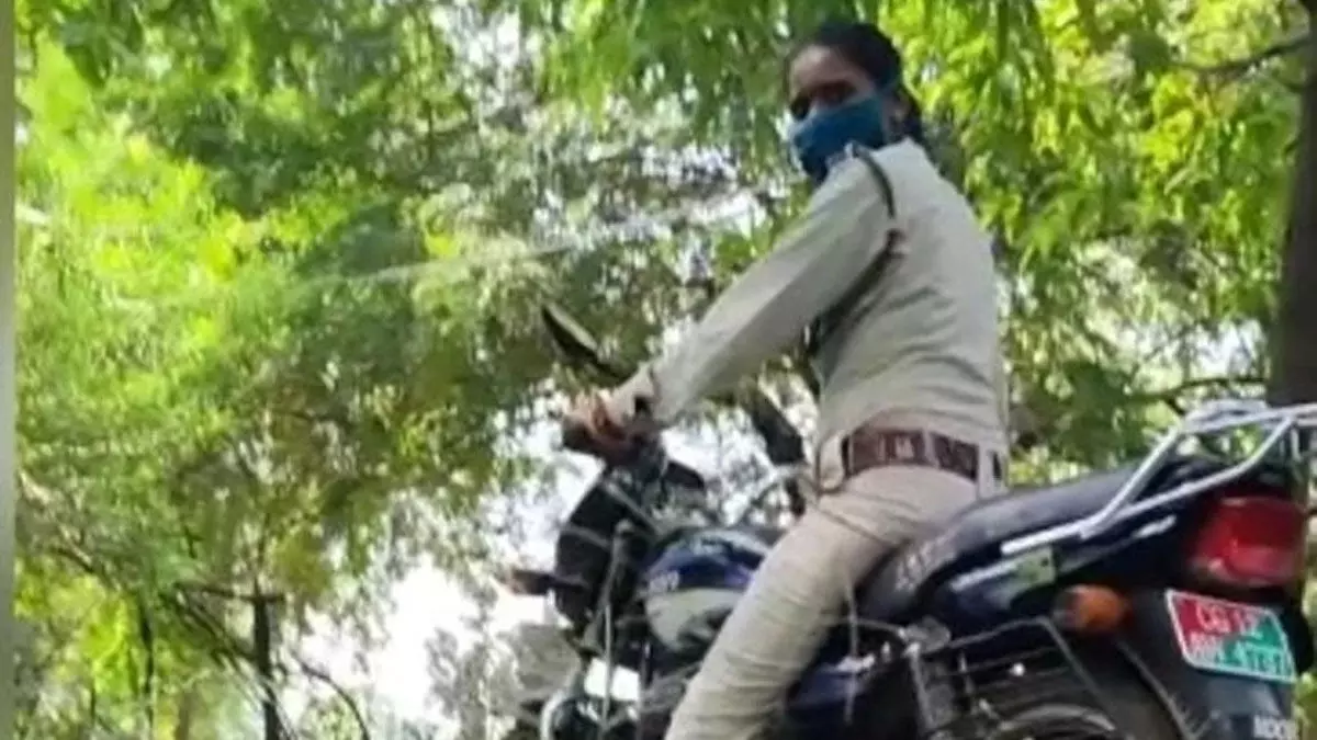 बिलासपुर की वनरक्षक ममता बंजारा: बाइक चलाकर करती हैं जंगल की सुरक्षा, वन अपराधियों के लिए बन गई हैं चुनौती!