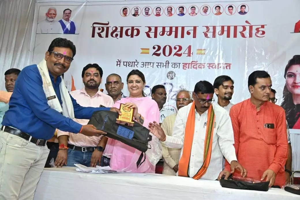 कवर्धा: शिक्षक दिवस पर विधायक भावना बोहरा ने शिक्षकों को किया सम्मानित, कहा- शिक्षक हैं भगवान का दिया हुआ अमूल्य उपहार