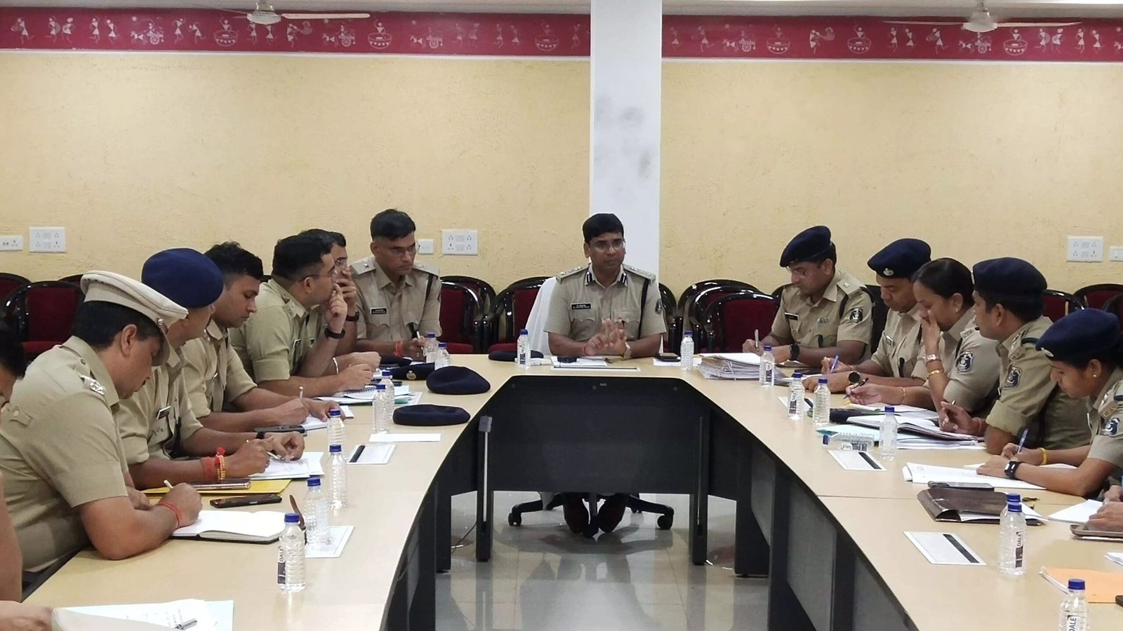 रायपुर पुलिस को मिली तारीफ, अपराधियों पर कसा शिकंजा: वरिष्ठ पुलिस अधीक्षक डॉ. संतोष कुमार सिंह ने की बैठक