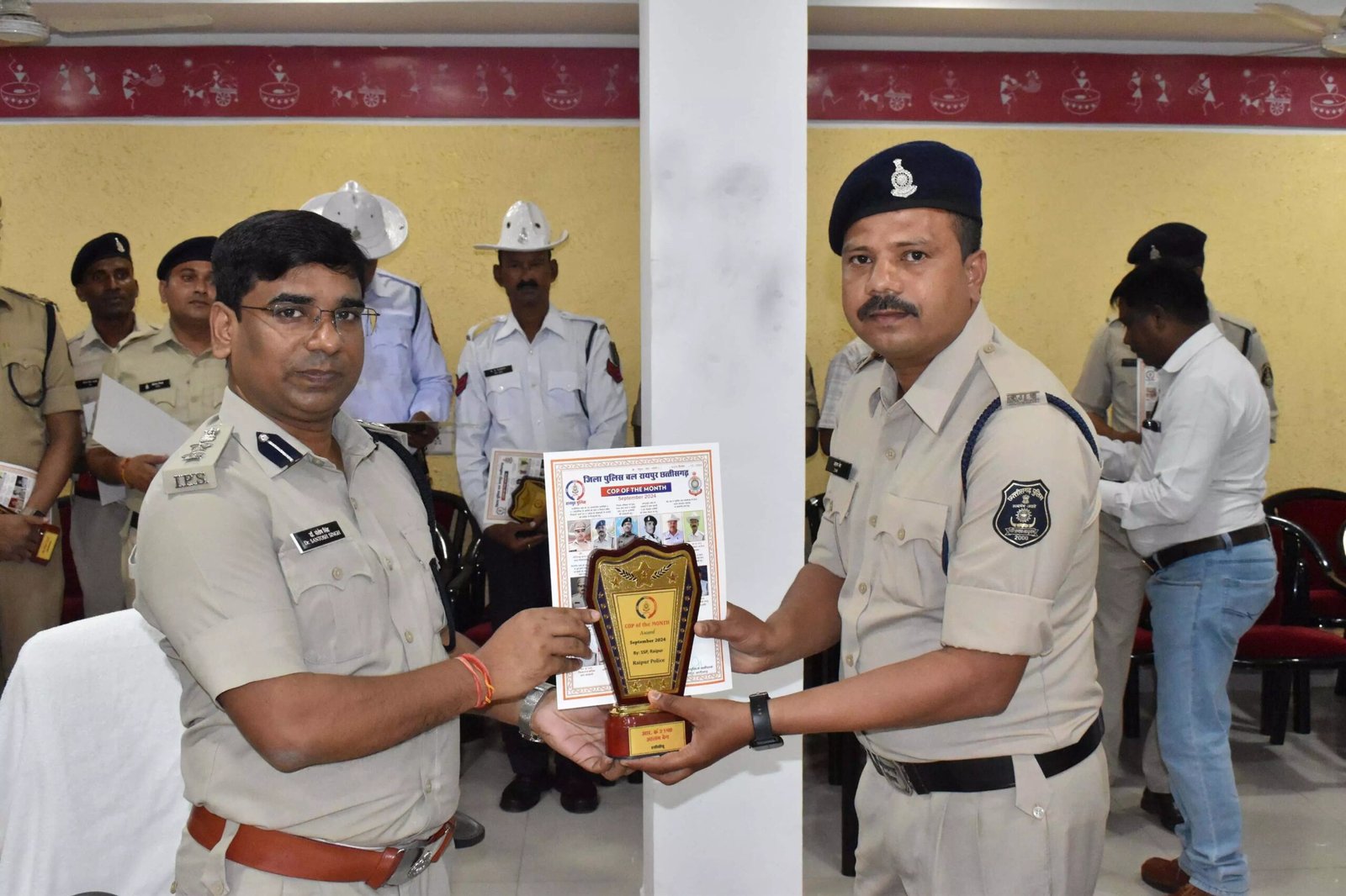रायपुर पुलिस में बेहतरीन काम करने वालों को मिला 'कॉप ऑफ द मंथ' सम्मान