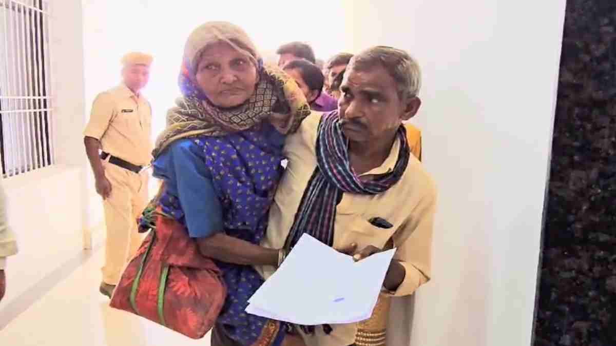 गरियाबंद: प्रधानमंत्री आवास के लिए मां-बेटे ने कलेक्टर के पास लगाई गुहार, बीजेपी सरकार पर लगे गंभीर आरोप