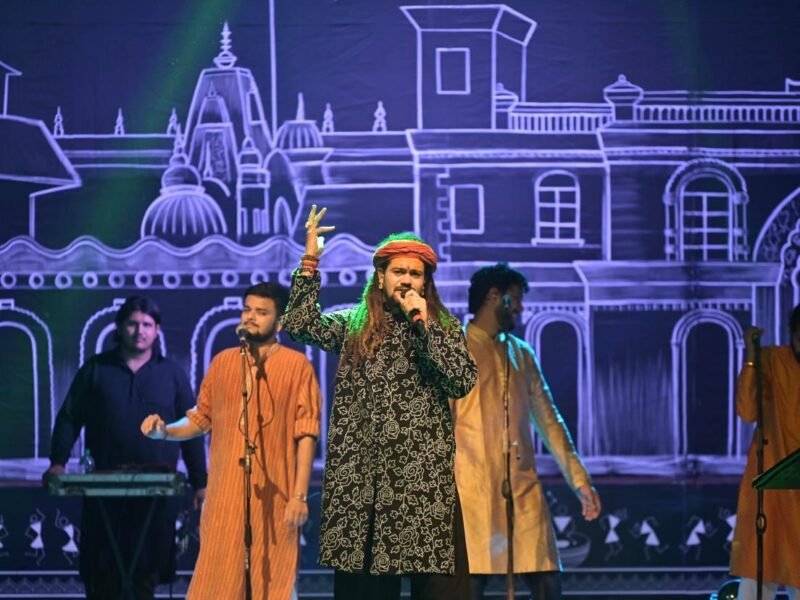 बस्तर मड़ई में धूम मचा हंसराज रघुवंशी के भजनों ने, मोनाली ठाकुर की प्रस्तुति का इंतजार