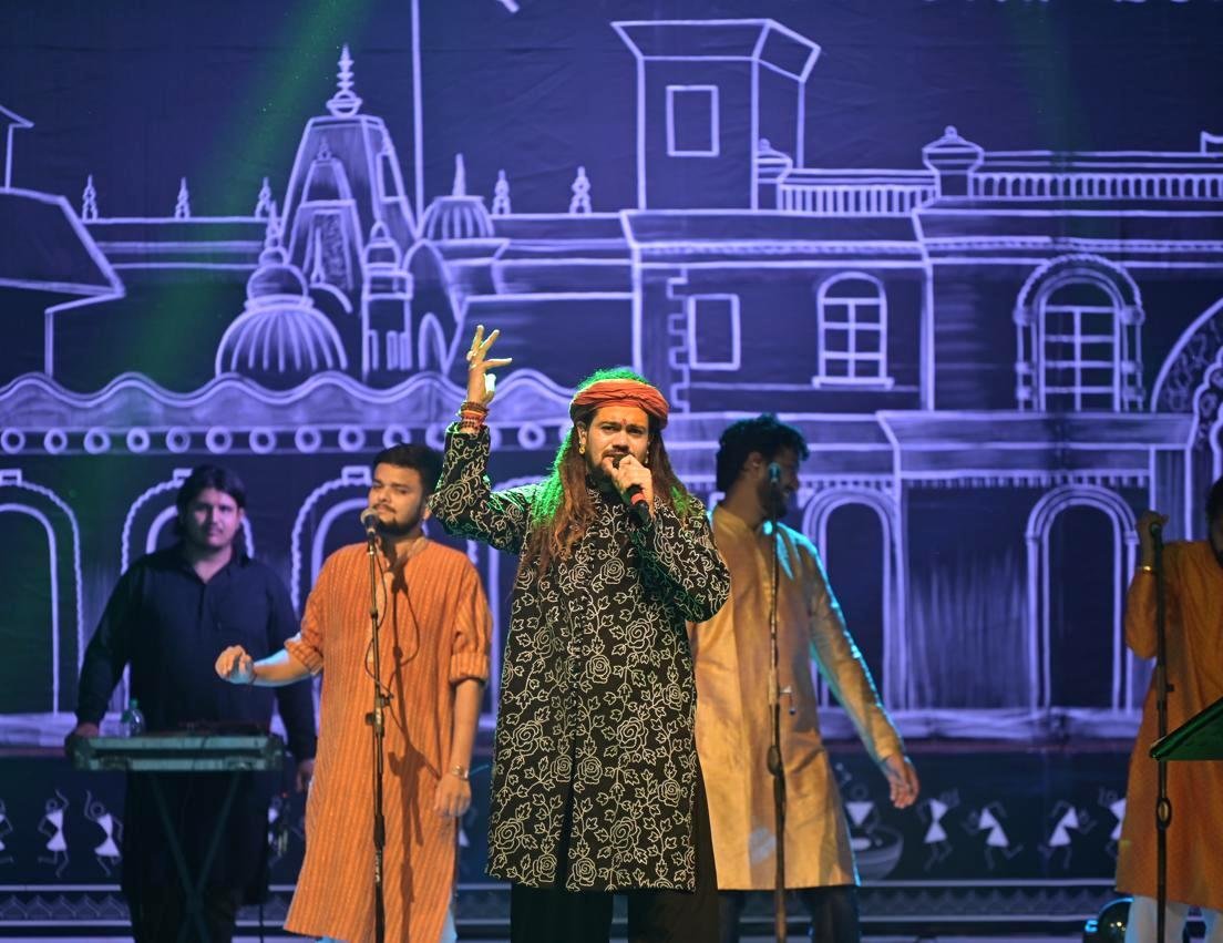 बस्तर मड़ई में धूम मचा हंसराज रघुवंशी के भजनों ने, मोनाली ठाकुर की प्रस्तुति का इंतजार