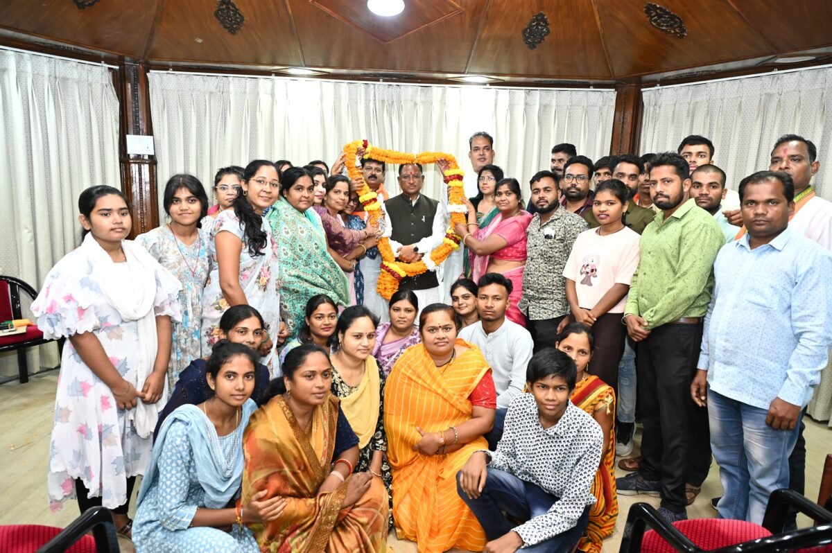 छत्तीसगढ़: मुख्यमंत्री साय ने दिवंगत शिक्षक पंचायत संवर्ग के परिजनों को अनुकंपा नियुक्ति देने का किया वादा पूरा