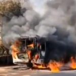 रायपुर-खरोरा मार्ग पर यात्री बस में लगी भीषण आग, बाल-बाल बचे 40 यात्री