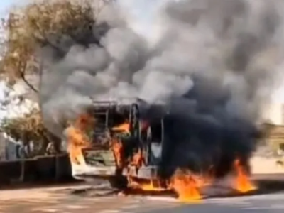 रायपुर-खरोरा मार्ग पर यात्री बस में लगी भीषण आग, बाल-बाल बचे 40 यात्री