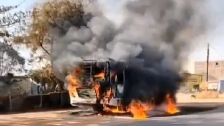 रायपुर-खरोरा मार्ग पर यात्री बस में लगी भीषण आग, बाल-बाल बचे 40 यात्री